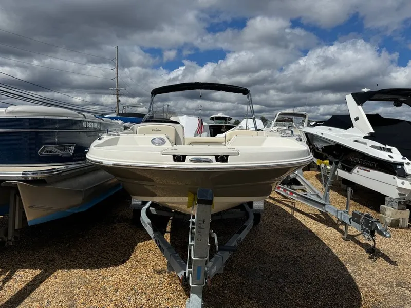 Slide: The Image of Stingray Boat Company 192SC 2022 - 10