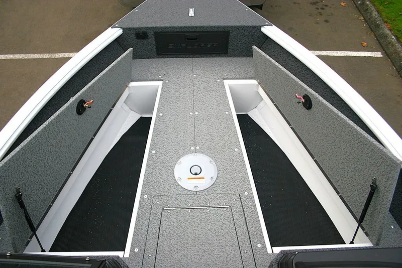 Slide: The Image of Lund 1800 Explorer Sport 2026 - 10