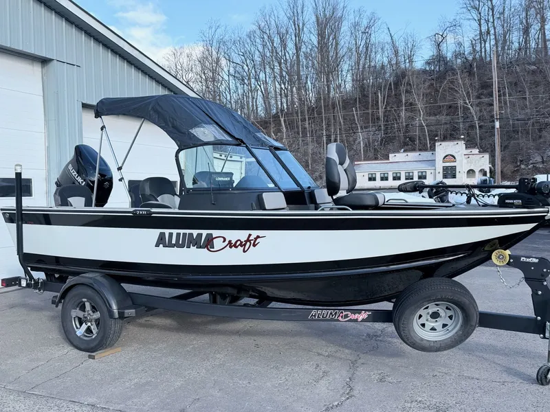 The Image of 2022 Alumacraft Edge 175 Sport boat on trailer, Suzuki engine. - 1