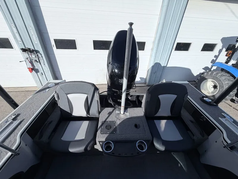 Slide: The Image of Interior view of a 2022 Alumacraft Edge 175 Sport boat. - 13