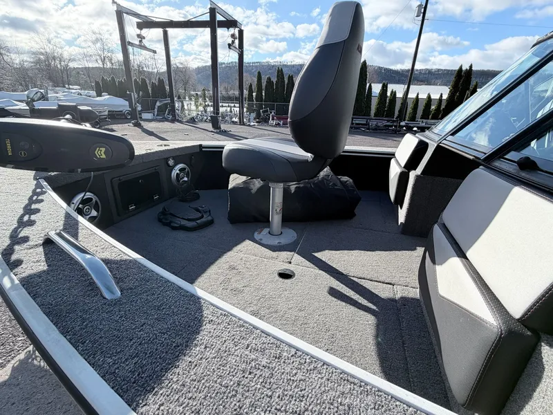 Slide: The Image of Interior of a 2022 Alumacraft Edge 175 Sport boat. - 20
