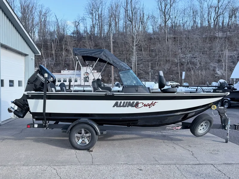 Slide: The Image of 2022 Alumacraft Edge 175 Sport boat on trailer. - 25