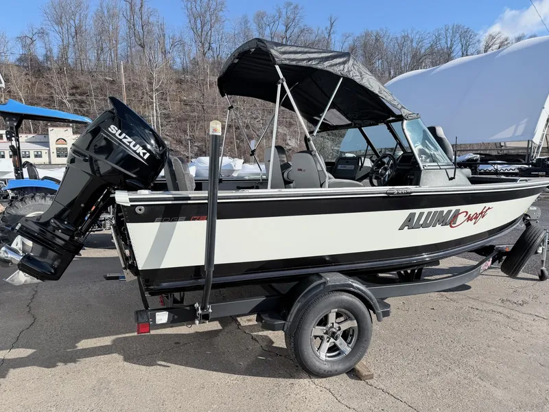 Slide: The Image of 2022 Alumacraft Edge 175 Sport boat with Suzuki engine. - 8