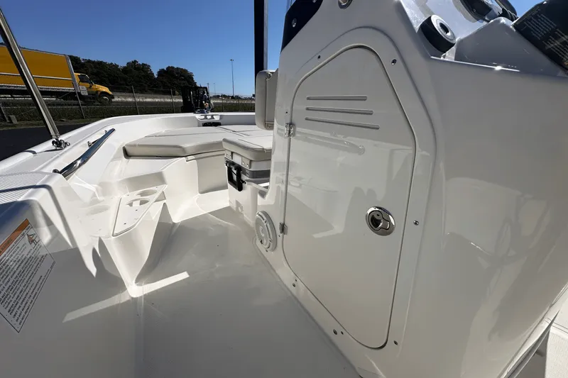 Slide: The Image of Boston Whaler 170 Montauk 2026 - 10