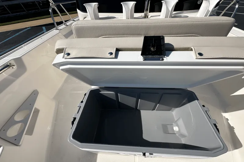 Slide: The Image of Boston Whaler 170 Montauk 2026 - 12