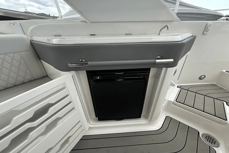 Slide: The Image of Sea Ray 310 SLX 2025 - 17