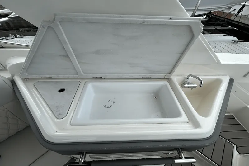 Slide: The Image of Sea Ray 310 SLX 2025 - 19