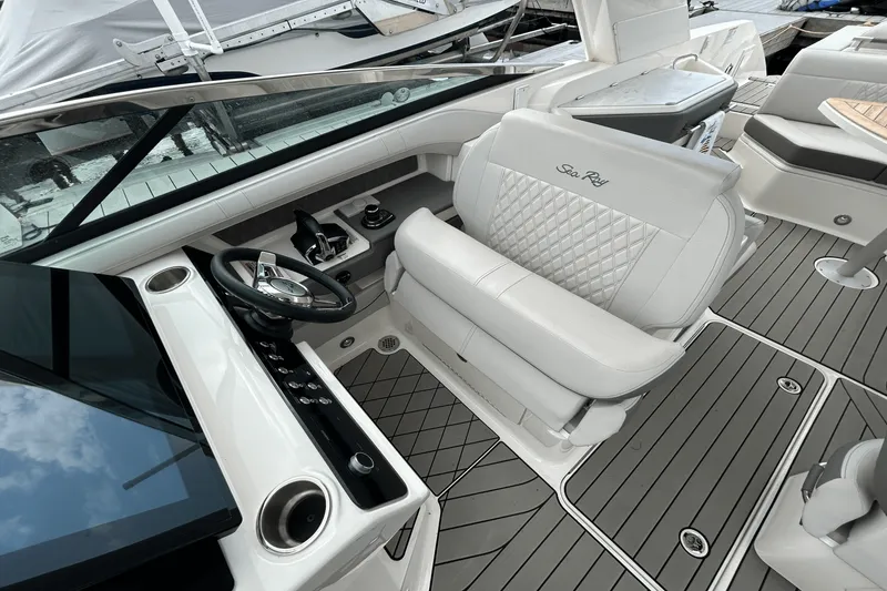 Slide: The Image of Sea Ray 310 SLX 2025 - 23