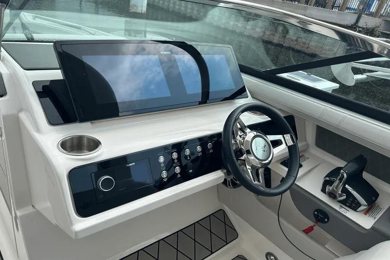 Slide: The Image of Sea Ray 310 SLX 2025 - 24