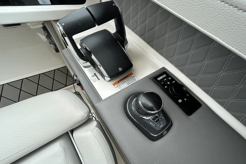 Slide: The Image of Sea Ray 310 SLX 2025 - 26