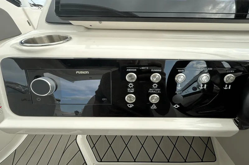 Slide: The Image of Sea Ray 310 SLX 2025 - 27