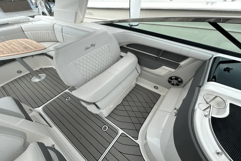 Slide: The Image of Sea Ray 310 SLX 2025 - 29