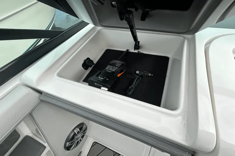 Slide: The Image of Sea Ray 310 SLX 2025 - 35