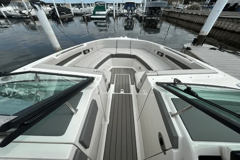 Slide: The Image of Sea Ray 310 SLX 2025 - 39