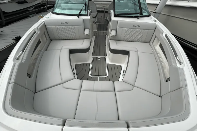 Slide: The Image of Sea Ray 310 SLX 2025 - 41