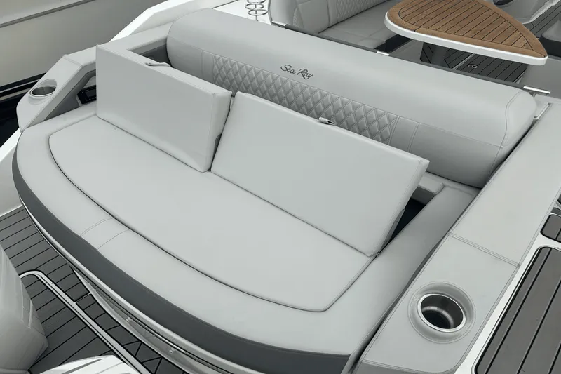 Slide: The Image of Sea Ray 310 SLX 2025 - 47