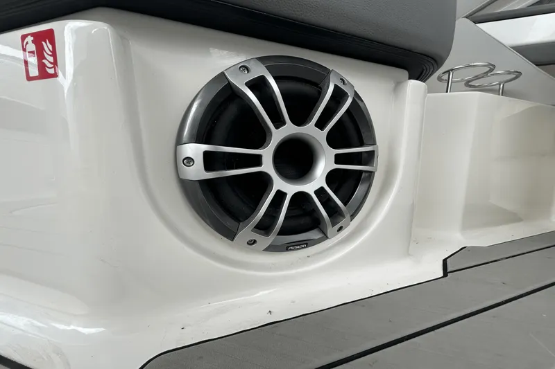 Slide: The Image of Sea Ray 310 SLX 2025 - 51