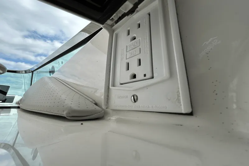 Slide: The Image of Sea Ray 310 SLX 2025 - 52