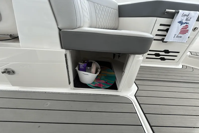 Slide: The Image of Sea Ray 310 SLX 2025 - 54