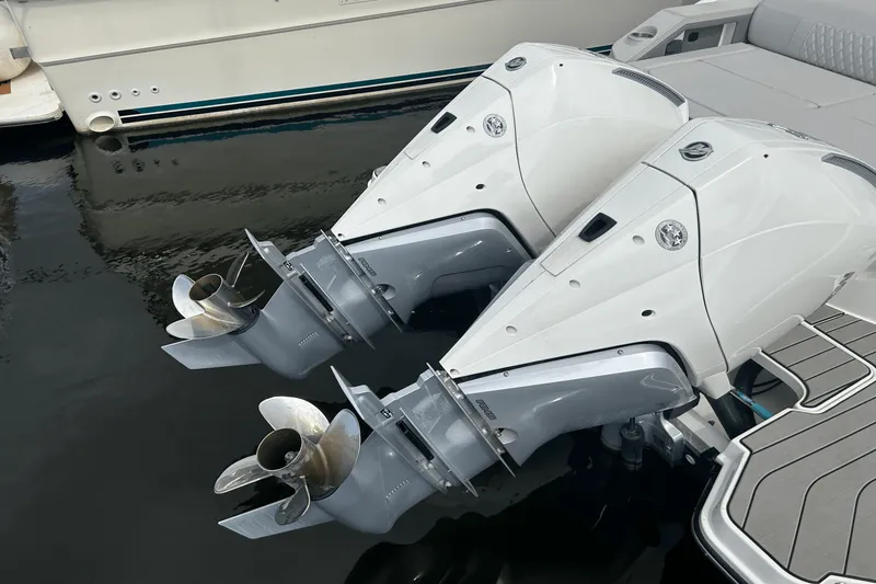 Slide: The Image of Sea Ray 310 SLX 2025 - 59