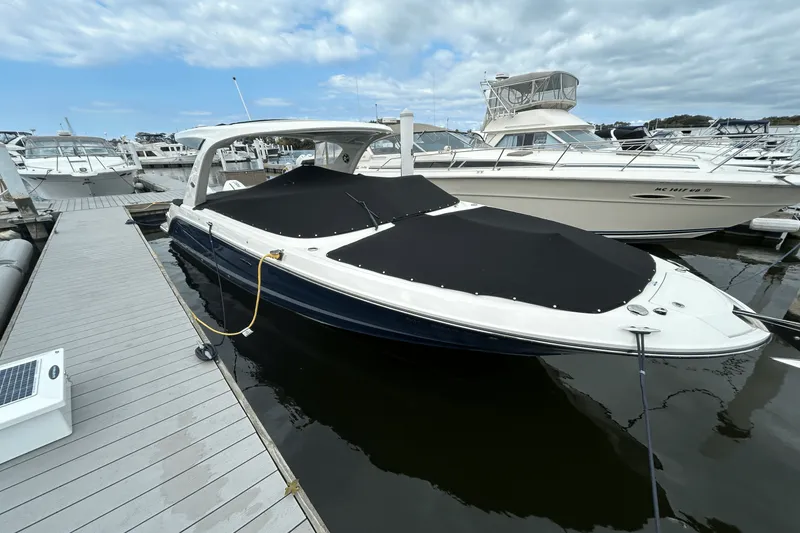 Slide: The Image of Sea Ray 310 SLX 2025 - 61