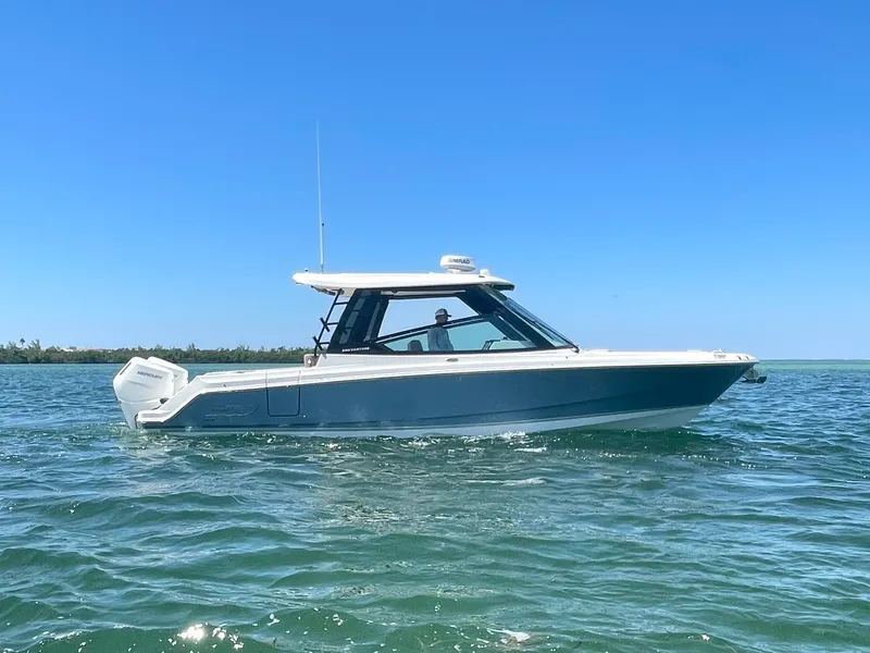 The Image of Boston Whaler 330 Vantage 2026 - 0
