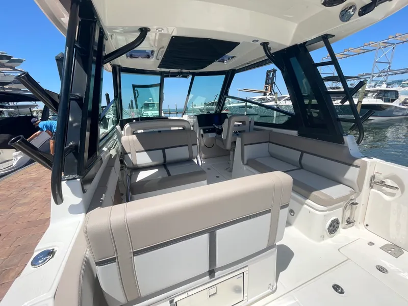 Slide: The Image of Boston Whaler 330 Vantage 2026 - 11