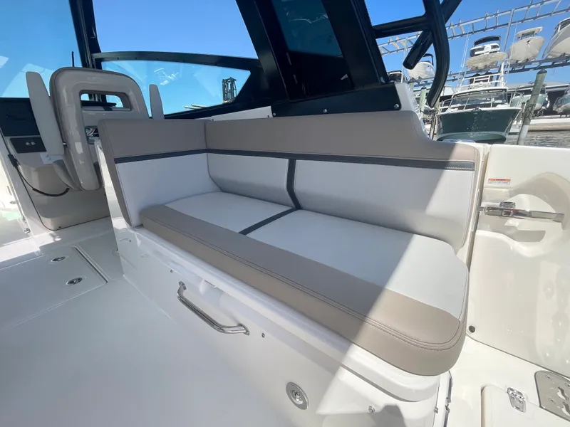 Slide: The Image of Boston Whaler 330 Vantage 2026 - 13