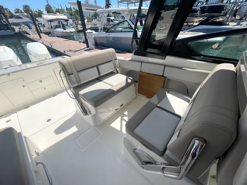 Slide: The Image of Boston Whaler 330 Vantage 2026 - 14