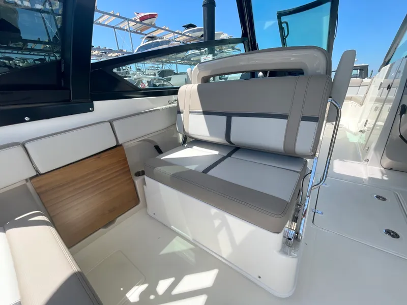 Slide: The Image of Boston Whaler 330 Vantage 2026 - 15