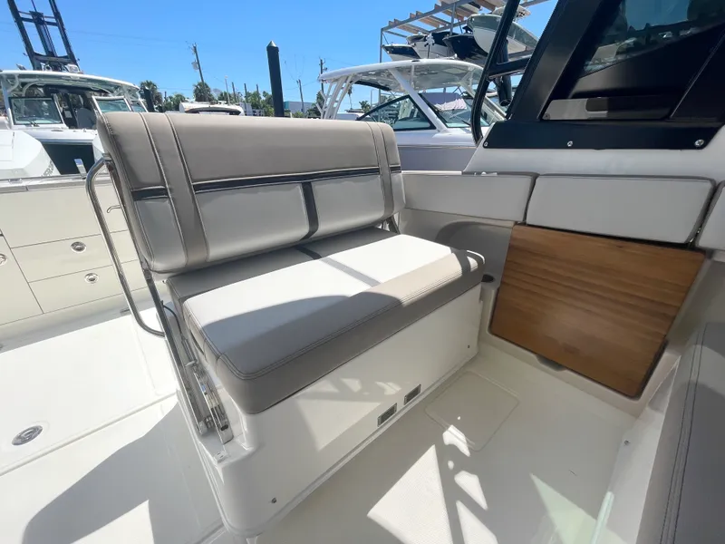 Slide: The Image of Boston Whaler 330 Vantage 2026 - 16