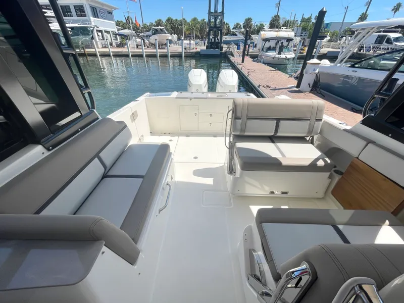 Slide: The Image of Boston Whaler 330 Vantage 2026 - 17