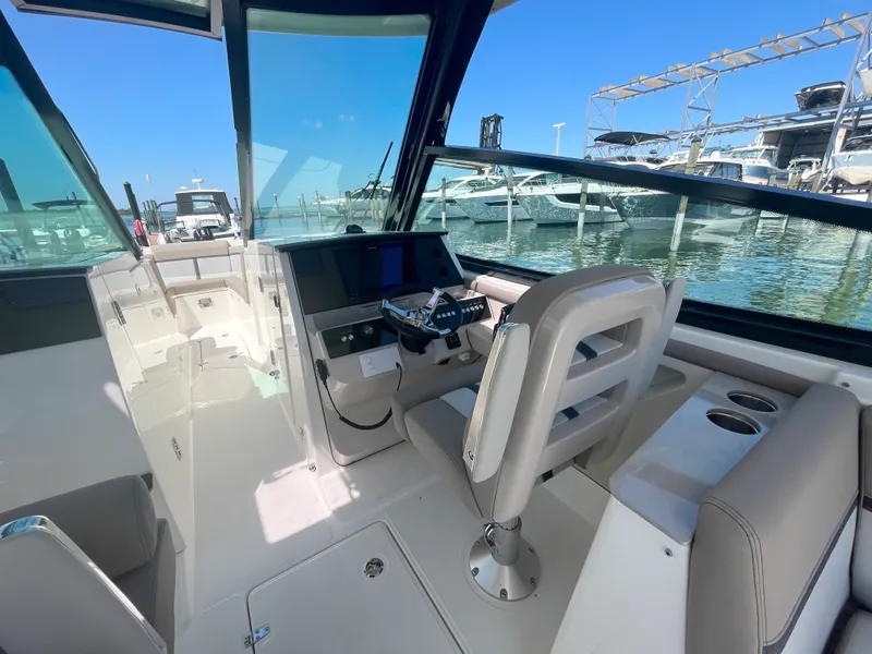 Slide: The Image of Boston Whaler 330 Vantage 2026 - 19