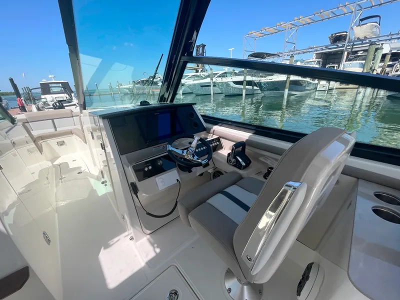 Slide: The Image of Boston Whaler 330 Vantage 2026 - 20