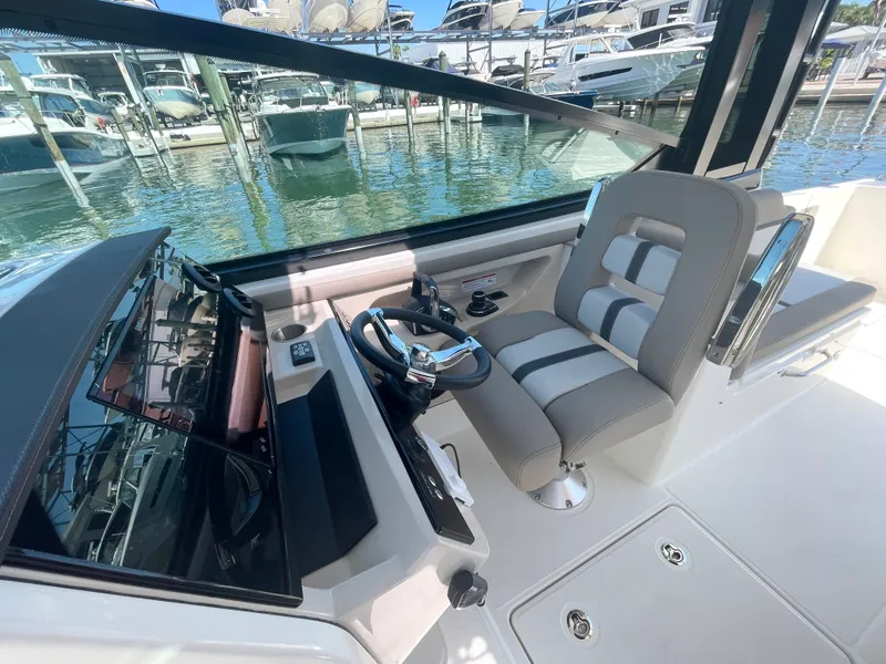 Slide: The Image of Boston Whaler 330 Vantage 2026 - 21