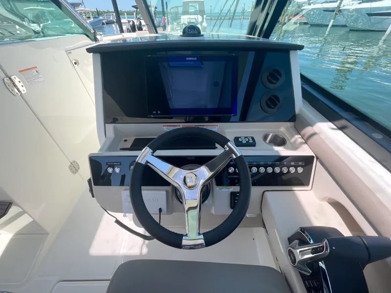 Slide: The Image of Boston Whaler 330 Vantage 2026 - 22