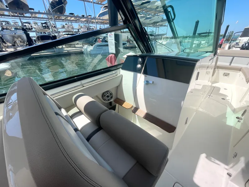 Slide: The Image of Boston Whaler 330 Vantage 2026 - 24