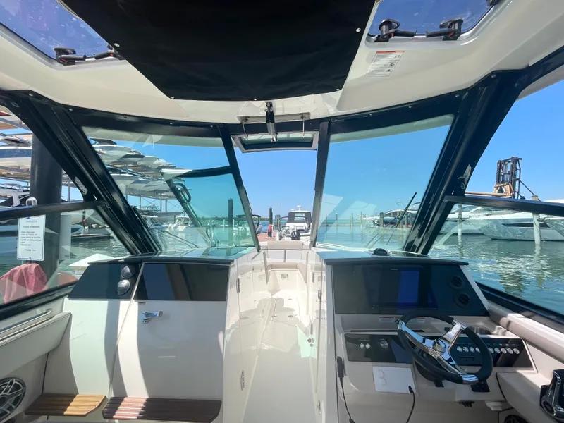 Slide: The Image of Boston Whaler 330 Vantage 2026 - 26