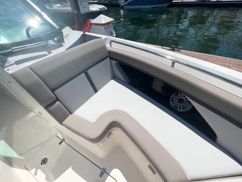 Slide: The Image of Boston Whaler 330 Vantage 2026 - 29