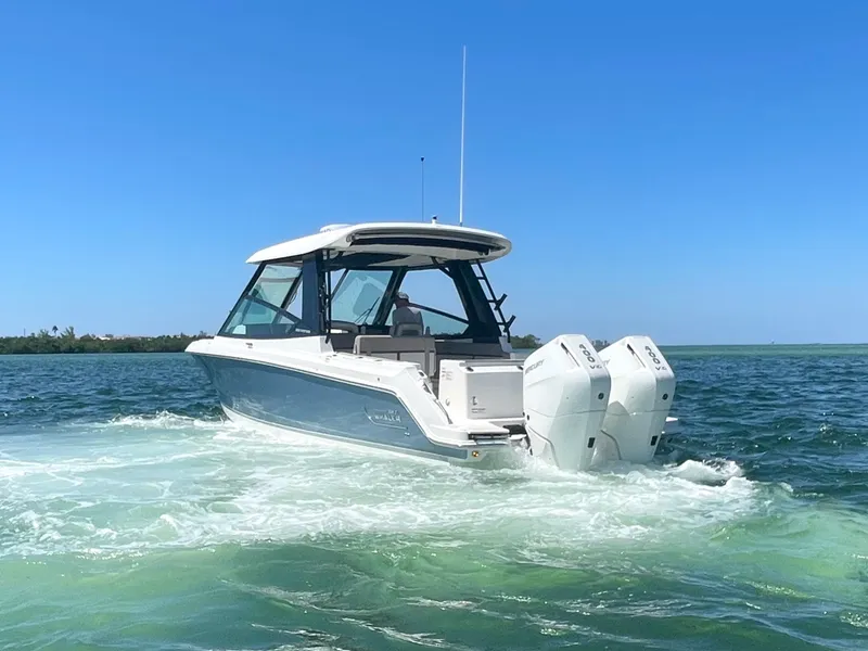 Slide: The Image of Boston Whaler 330 Vantage 2026 - 3