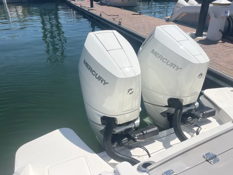 Slide: The Image of Boston Whaler 330 Vantage 2026 - 32