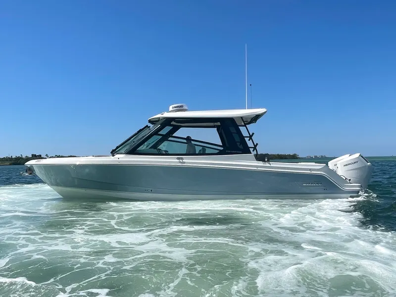 Slide: The Image of Boston Whaler 330 Vantage 2026 - 4