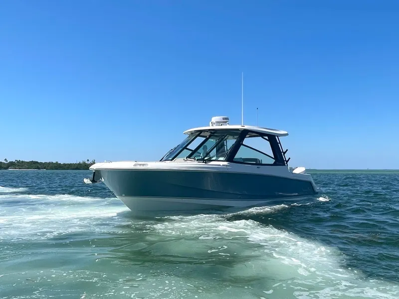Slide: The Image of Boston Whaler 330 Vantage 2026 - 5