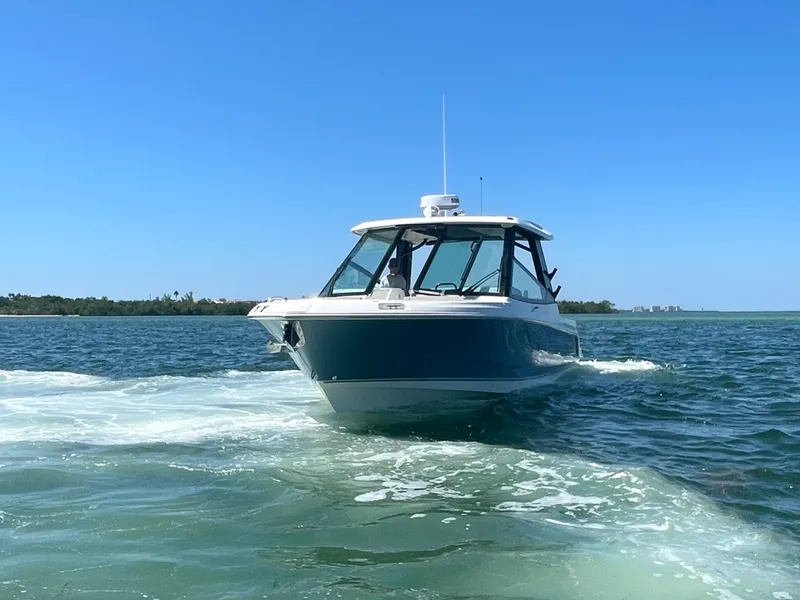 Slide: The Image of Boston Whaler 330 Vantage 2026 - 6