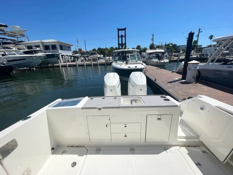 Slide: The Image of Boston Whaler 330 Vantage 2026 - 9