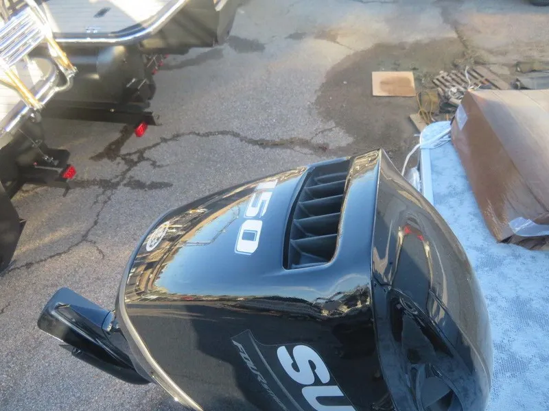 Slide: The Image of 2023 Crest Classic DLX 220 SLSC CPT DLX boat with Suzuki 150 outboard motor. - 16