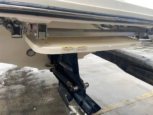Slide: The Image of 2017 Sea Ray 250 SLX boat stern with outboard motor and swim platform. - 14