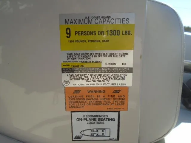 Slide: The Image of 1998 Tahoe Q5L I/O boat capacity and safety labels - 9