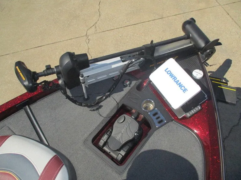 Slide: The Image of 2018 Ranger Z521L ICON boat with Lowrance electronics and Minn Kota trolling motor. - 8