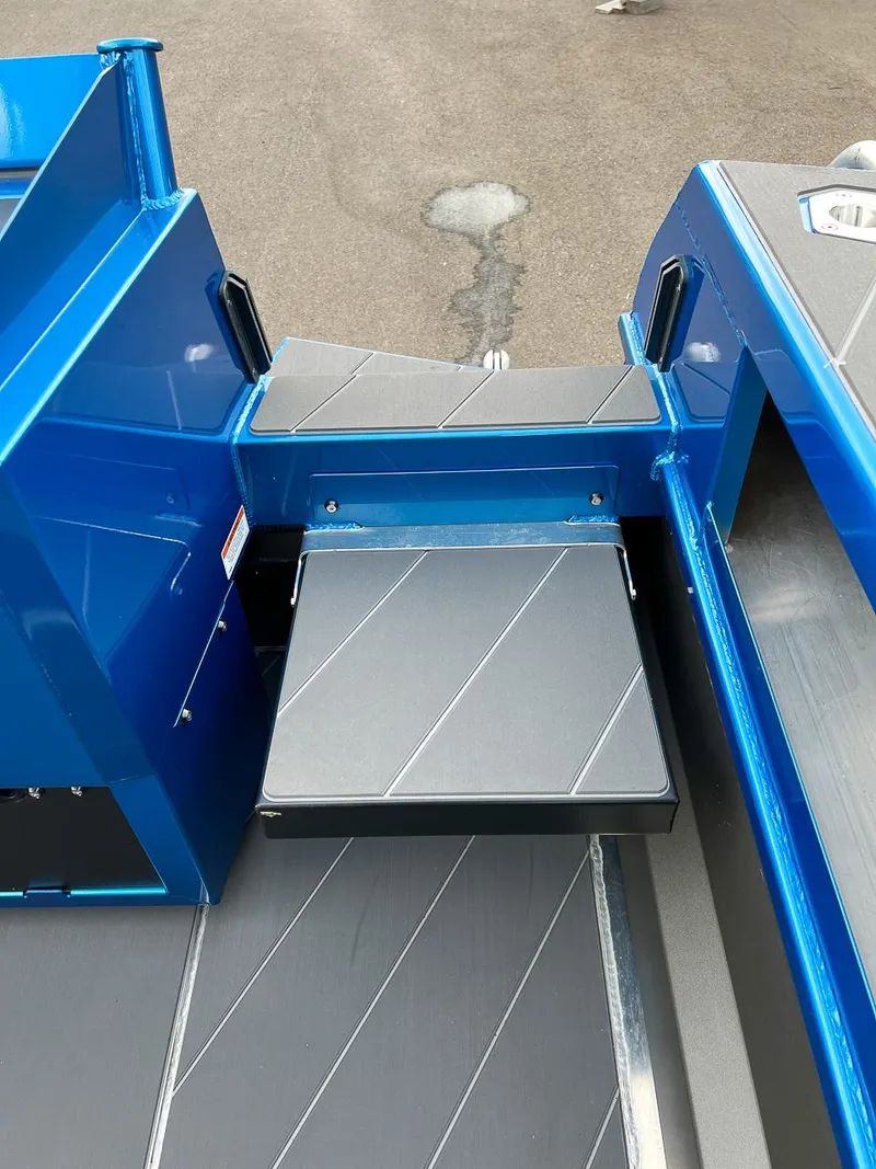 Slide: The Image of Stabicraft 2250 Ultra Centercab 2025, blue deck with foldable step. - 19